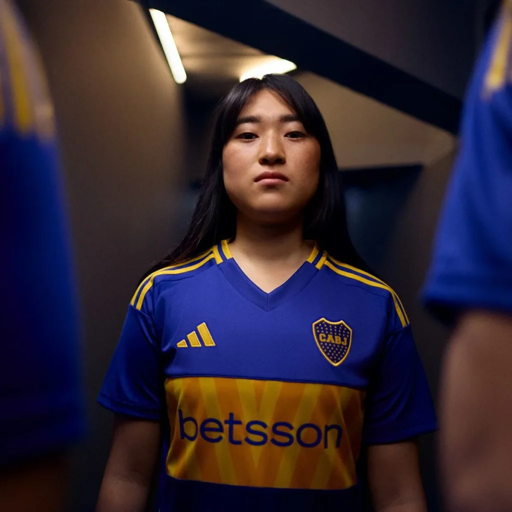 La camiseta local de Boca Juniors 2024-2025 se inspira en las vías del tren