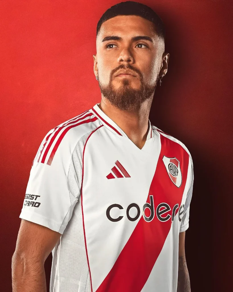 La camiseta local de River Plate 2024-2025 rescata el diseño de 1986