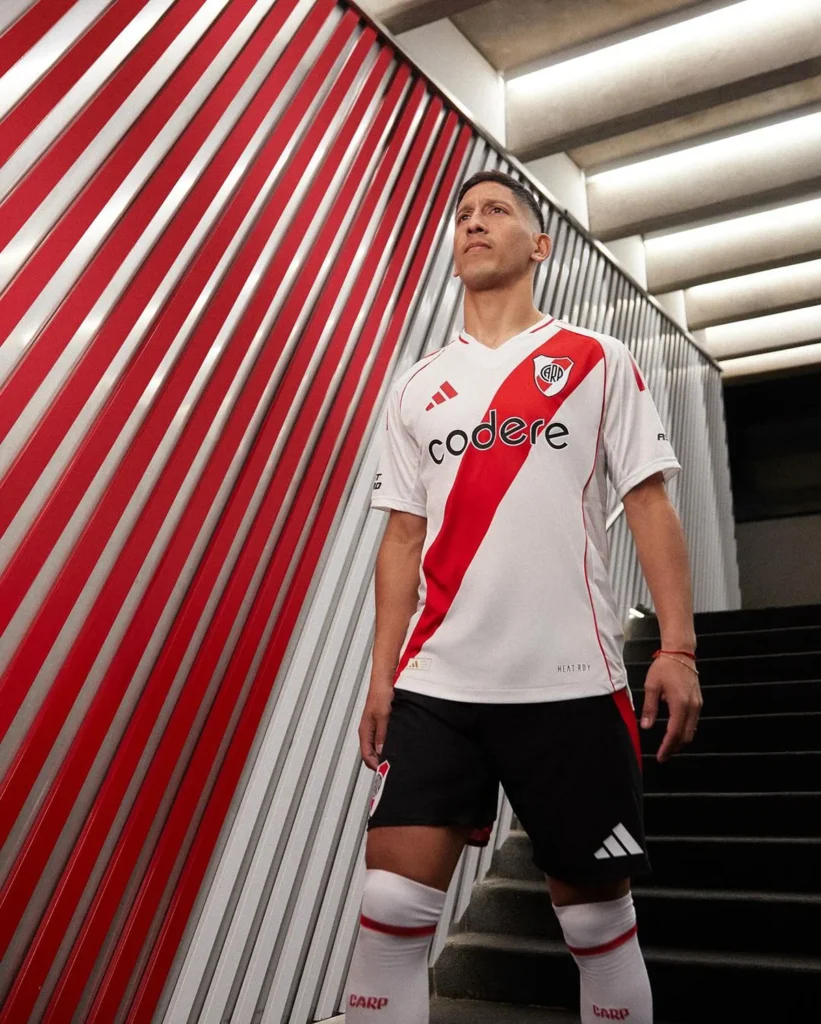 La camiseta local de River Plate 2024-2025 rescata el diseño de 1986