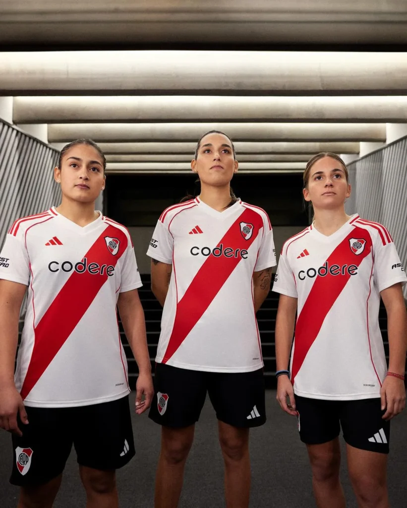 La camiseta local de River Plate 2024-2025 rescata el diseño de 1986
