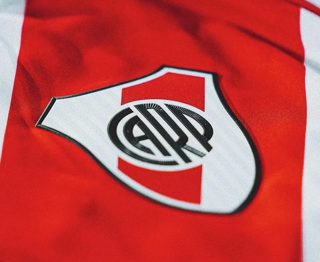 La camiseta local de River Plate 2024-2025 rescata el diseño de 1986