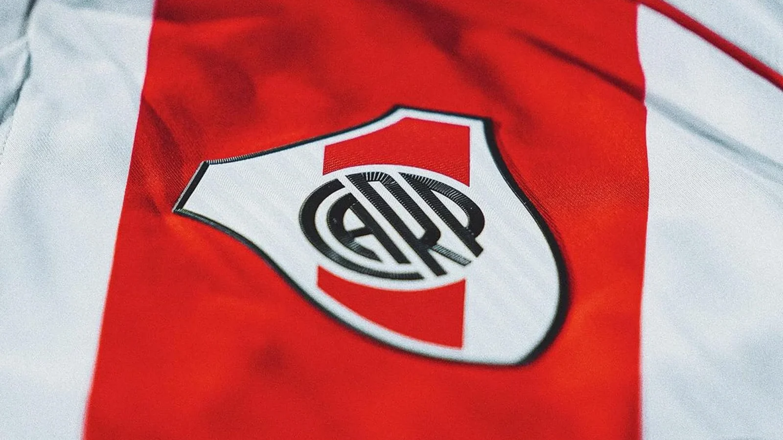 La camiseta local de River Plate 2024-2025 rescata el diseño de 1986