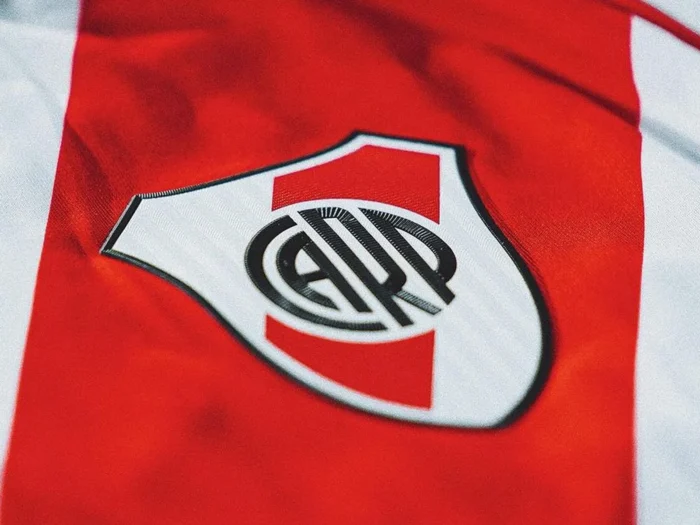 La camiseta local de River Plate 2024-2025 rescata el diseño de 1986