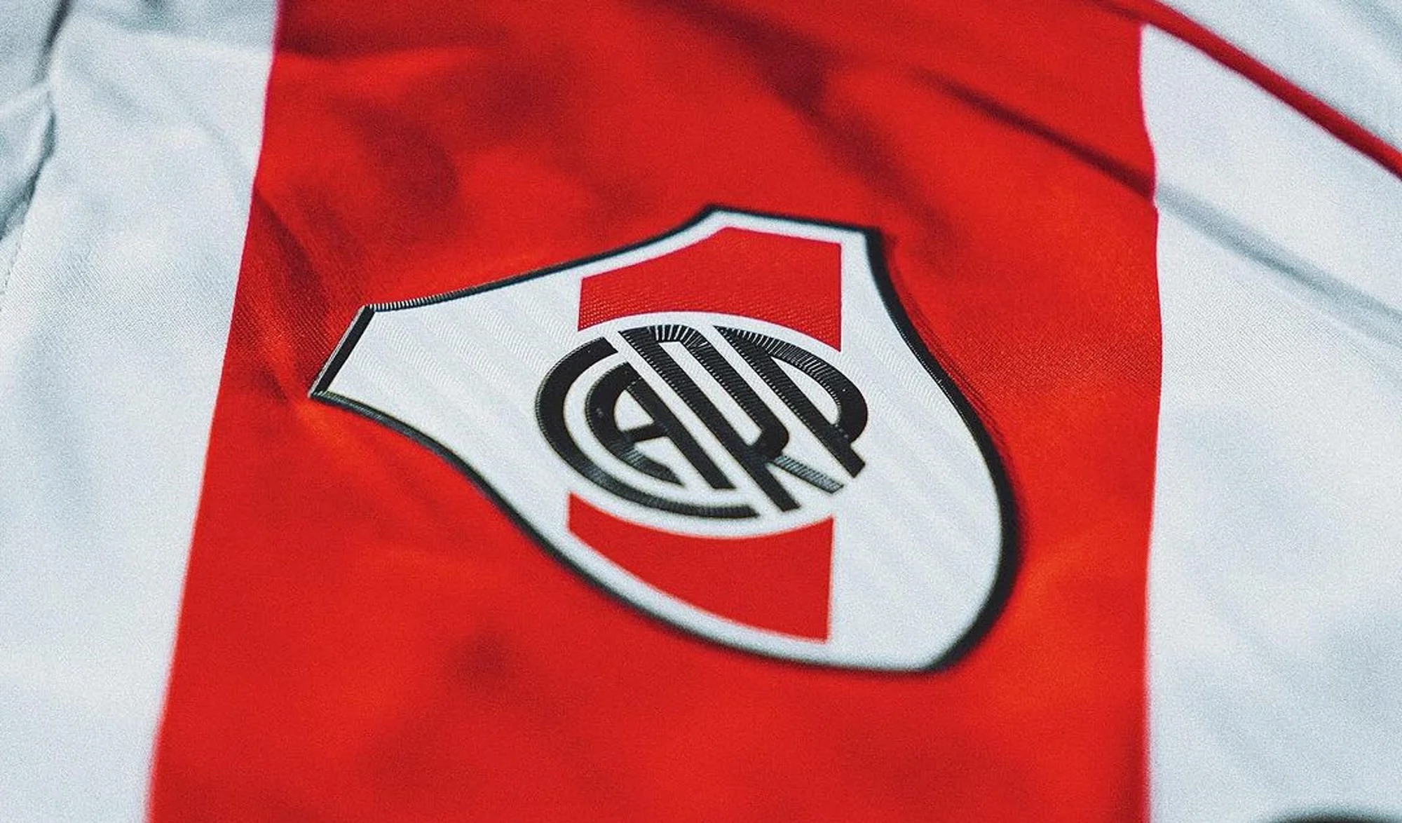 La camiseta local de River Plate 2024-2025 rescata el diseño de 1986
