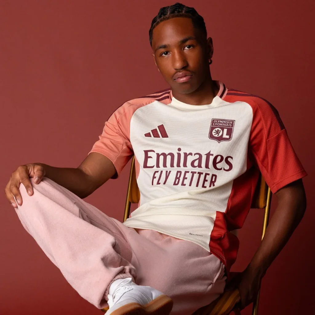 Tercera camiseta del Olympique de Lyon 2024-2025, inspirada en las fachadas del Vieux Lyon