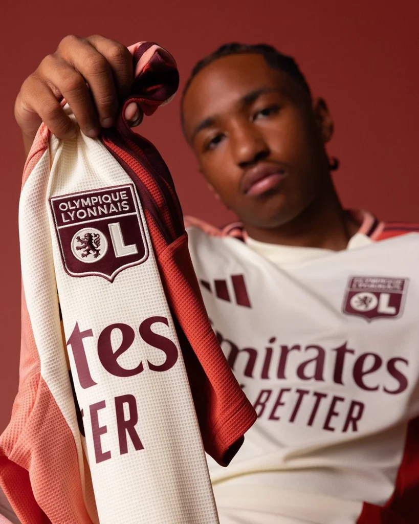 Tercera camiseta del Olympique de Lyon 2024-2025, inspirada en las fachadas del Vieux Lyon
