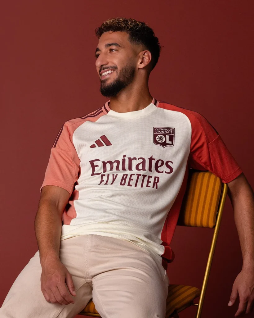 Tercera camiseta del Olympique de Lyon 2024-2025, inspirada en las fachadas del Vieux Lyon