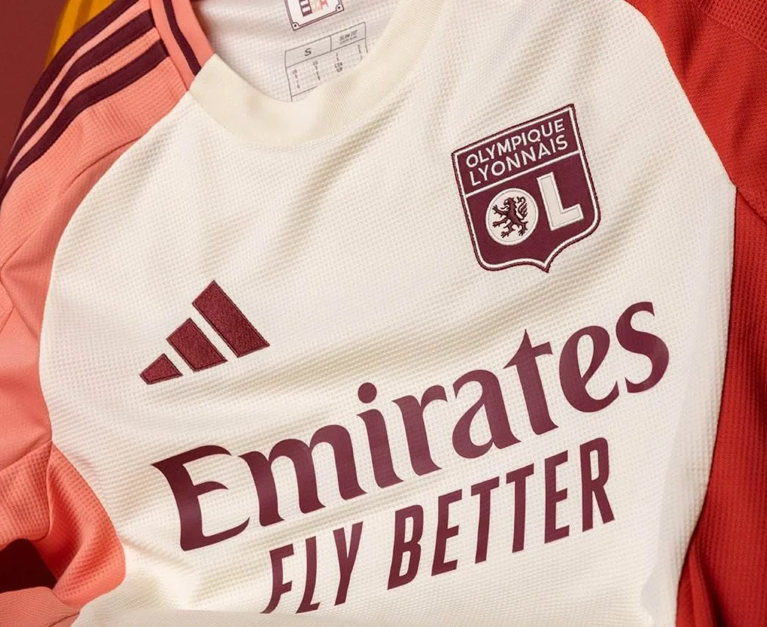 Tercera camiseta del Olympique de Lyon 2024-2025, inspirada en las fachadas del Vieux Lyon