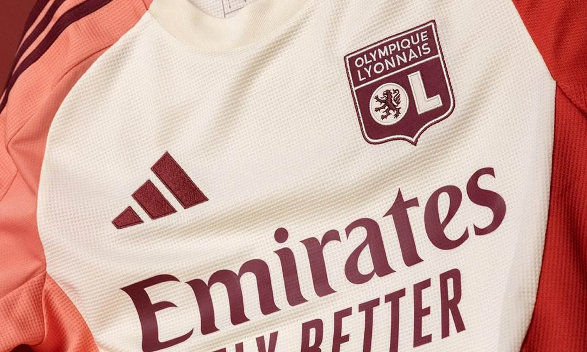 Tercera camiseta del Olympique de Lyon 2024-2025, inspirada en las fachadas del Vieux Lyon
