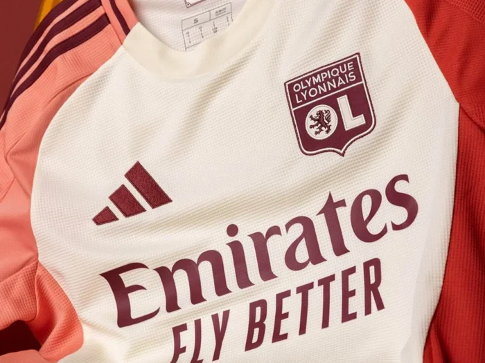 Tercera camiseta del Olympique de Lyon 2024-2025, inspirada en las fachadas del Vieux Lyon