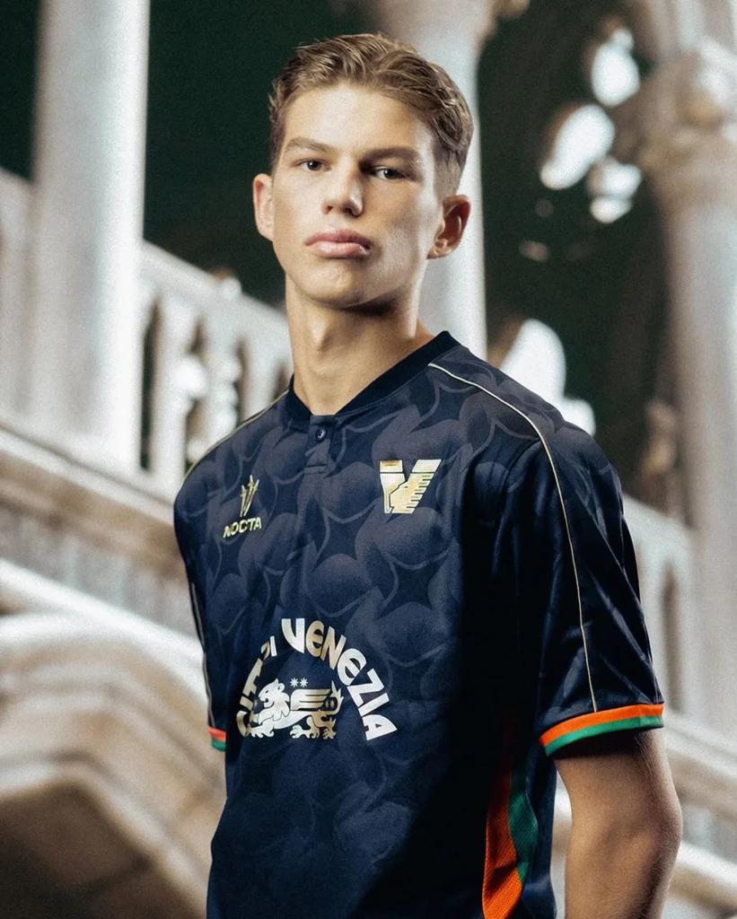 Así son las camisetas del Venezia FC 2024-2025 firmadas por NOCTA