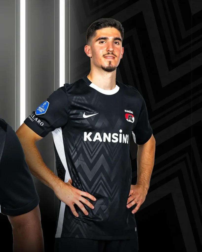 Esta es la camiseta visitante del AZ Alkmaar para la Europa League 2024-2025