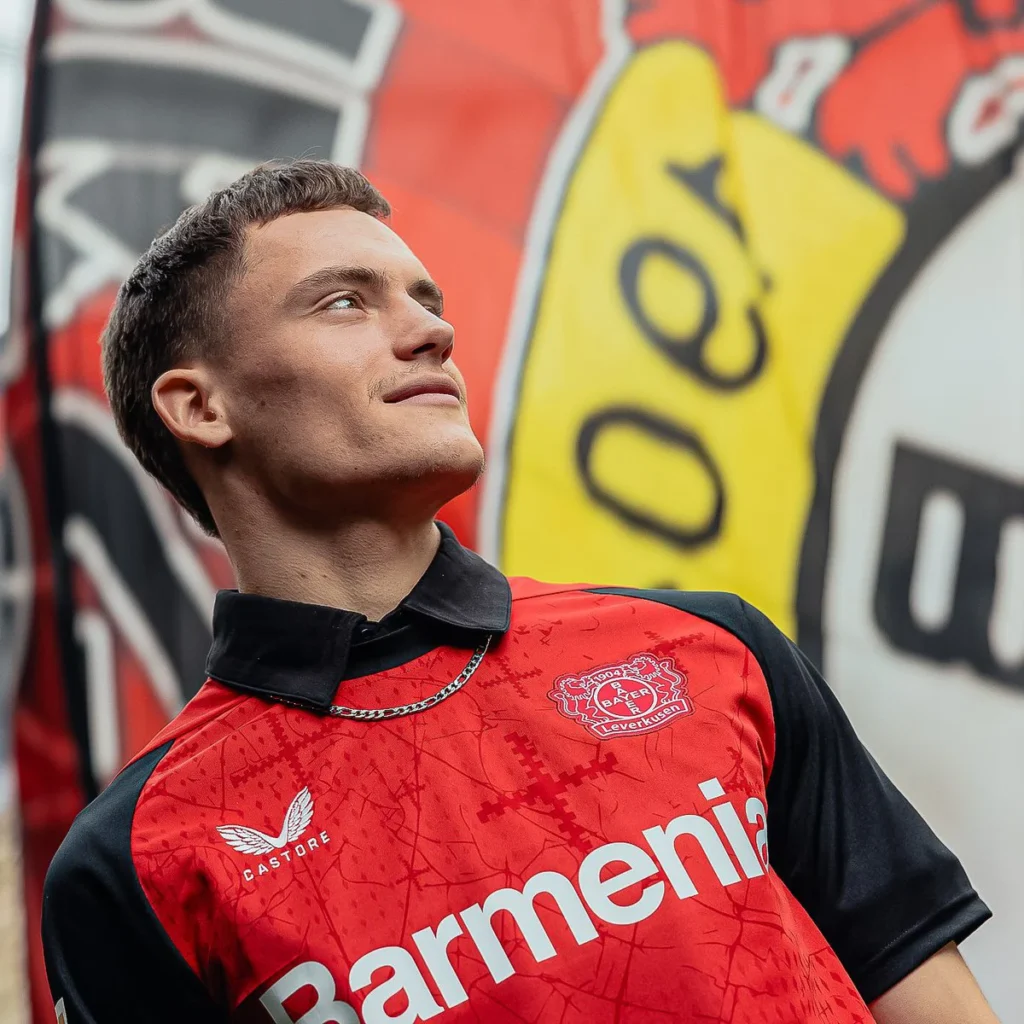 Bayer Leverkusen presenta sus camisetas 2024-2025, un tributo a la ciudad y a los 120 años del club