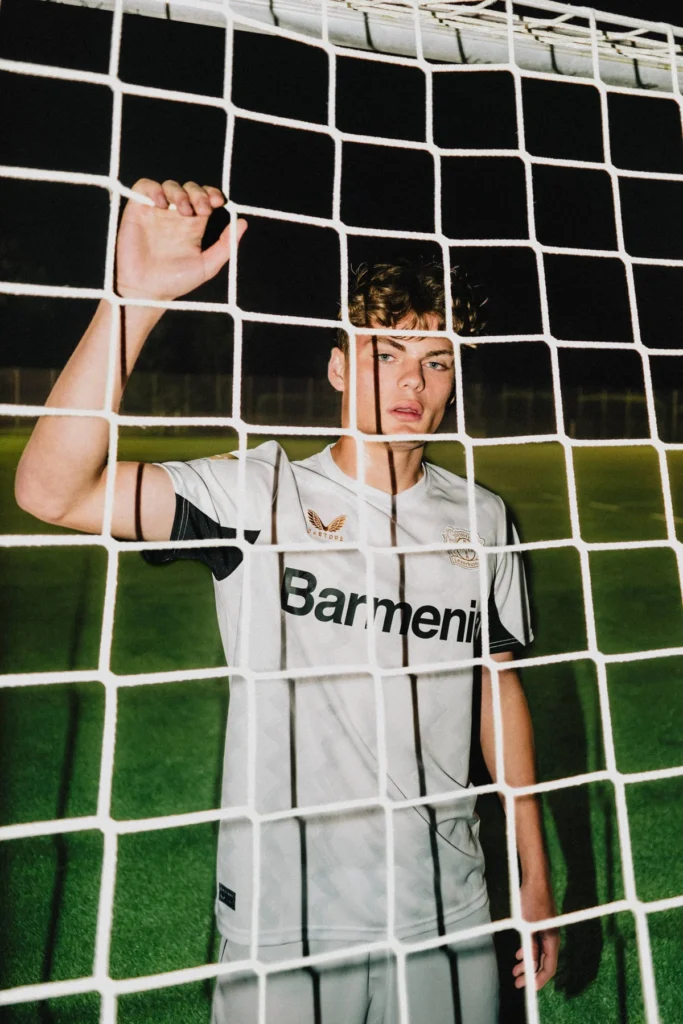 Bayer Leverkusen presenta sus camisetas 2024-2025, un tributo a la ciudad y a los 120 años del club