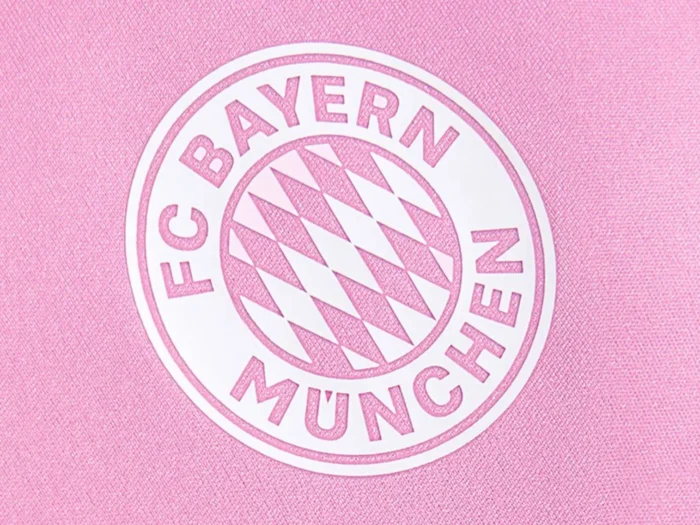 Bayern de Múnich presenta una camiseta femenina de edición especial contra el cáncer de mama