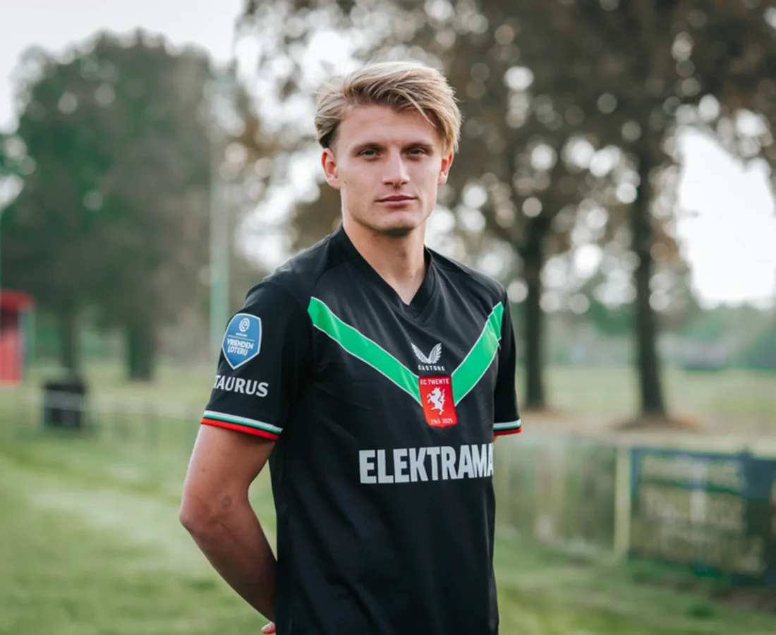 La camiseta del 60 aniversario del FC Twente 2024-2025 hace de tercera equipación