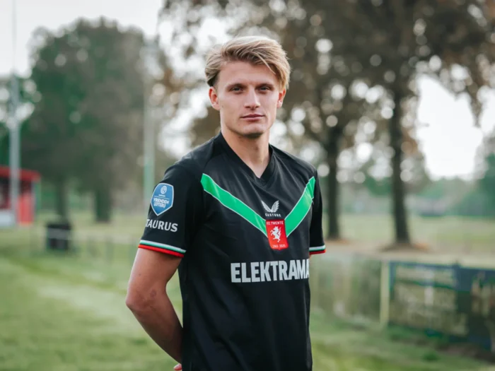 La camiseta del 60 aniversario del FC Twente 2024-2025 hace de tercera equipación