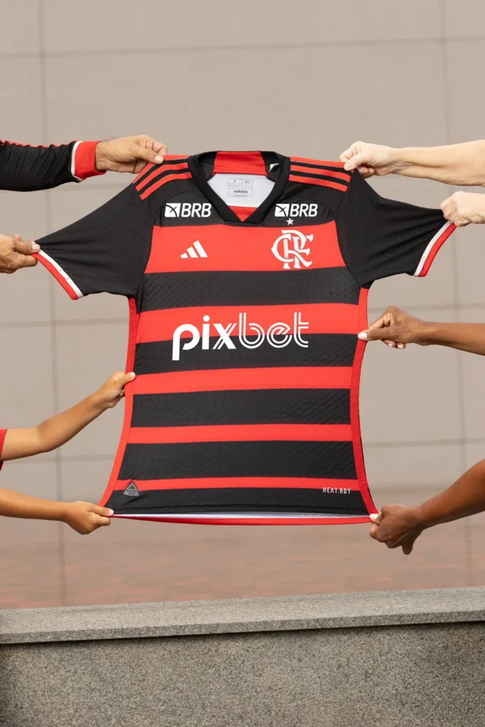 Flamengo presenta sus camisetas 2024-2025: bloques rojos, ondas de la torcida y diamantes