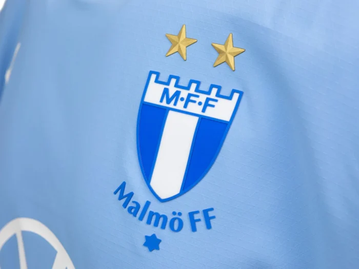 Malmö FF presenta sus camisetas 2024-2025: clasicismo celeste, píxeles y una tercera equipación sobria