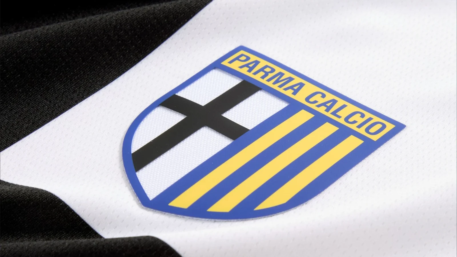 Parma Calcio 1913 presenta sus camisetas 2024-2025 con la cruz negra como seña de identidad