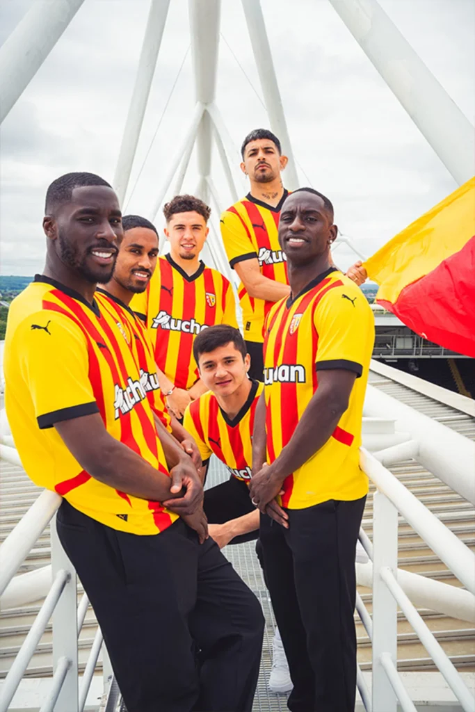 RC Lens presenta sus camisetas 2024-2025 inspiradas en el estadio y en la herencia minera