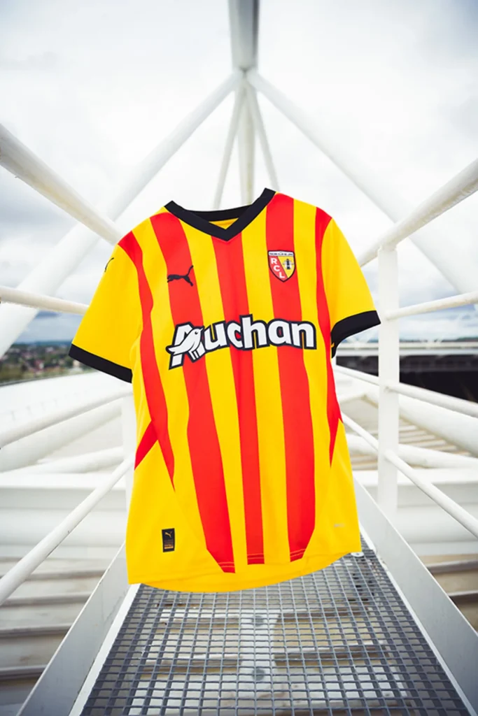 RC Lens presenta sus camisetas 2024-2025 inspiradas en el estadio y en la herencia minera