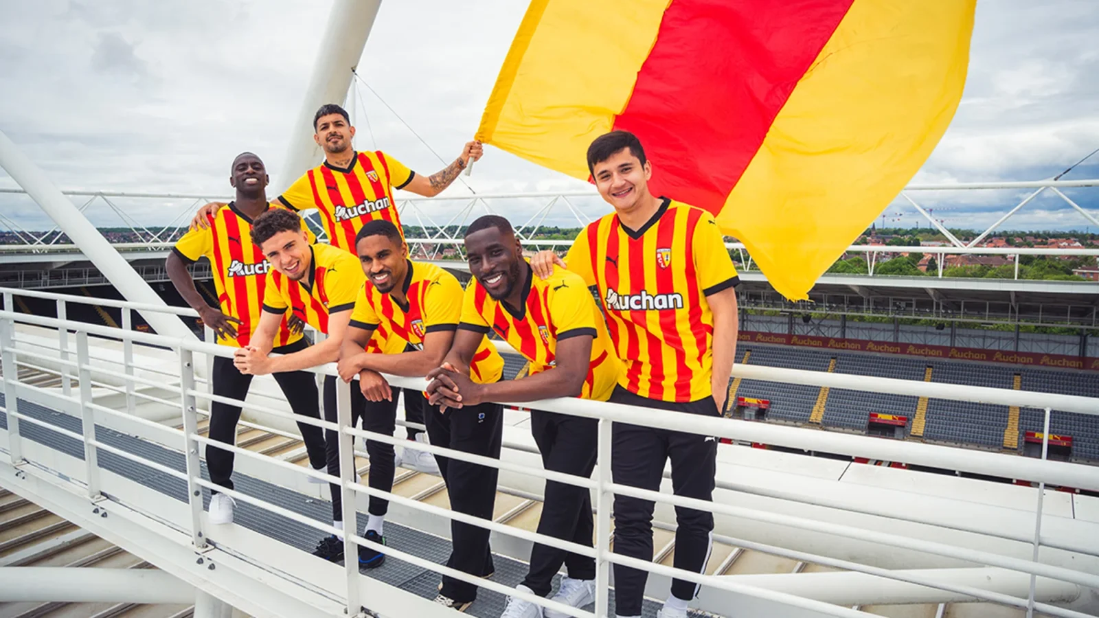 RC Lens presenta sus camisetas 2024-2025 inspiradas en el estadio y en la herencia minera