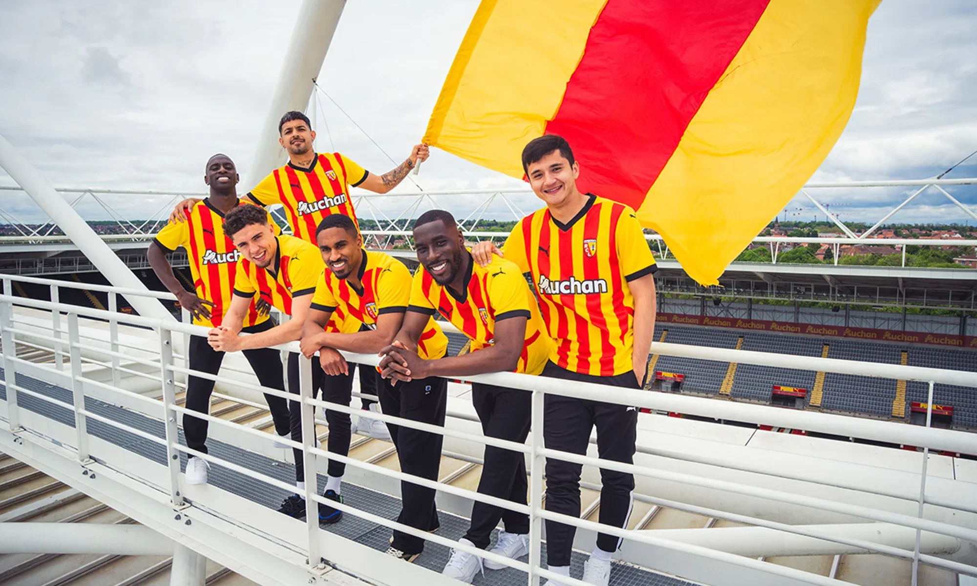 RC Lens presenta sus camisetas 2024-2025 inspiradas en el estadio y en la herencia minera