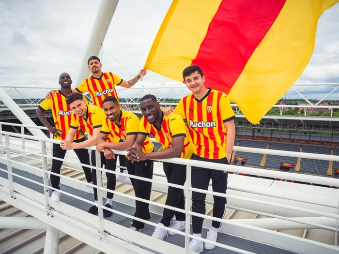 RC Lens presenta sus camisetas 2024-2025 inspiradas en el estadio y en la herencia minera