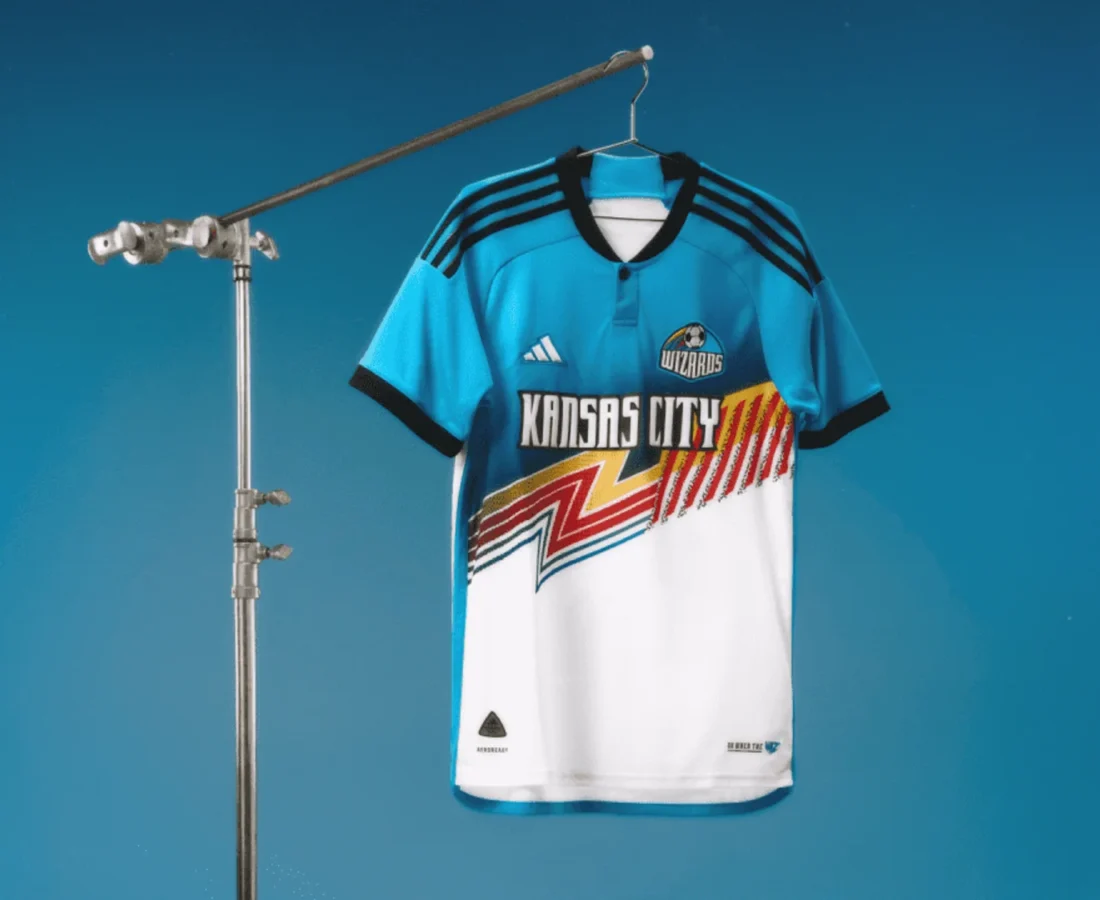 Sporting Kansas City presenta su tercera camiseta 2024-2025, inspirada en finales de los noventa