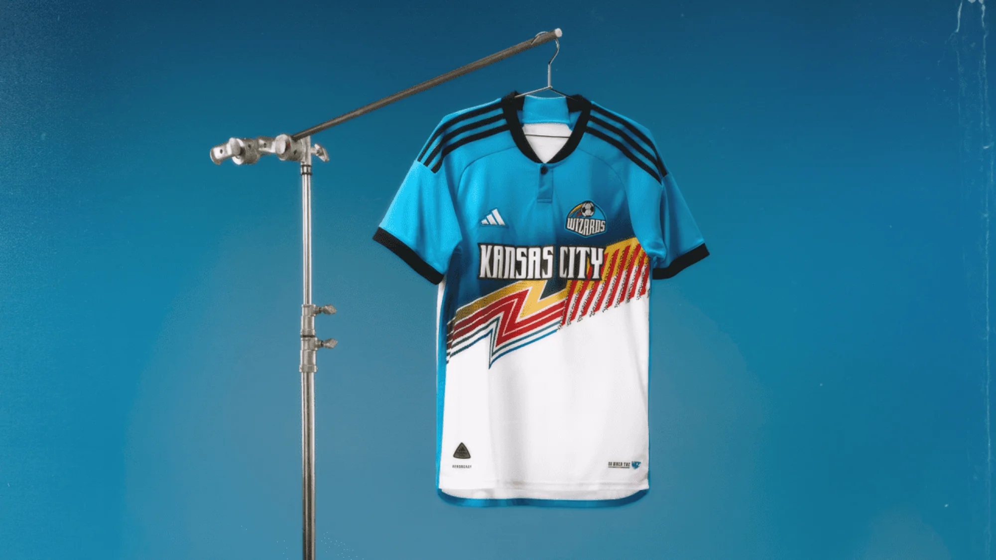 Sporting Kansas City presenta su tercera camiseta 2024-2025, inspirada en finales de los noventa