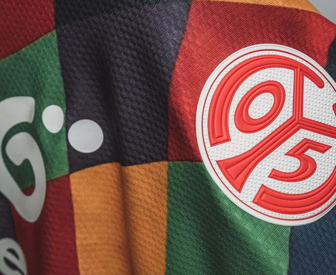 El Mainz 05 estrena su camiseta de carnaval 2024-2025, inspirada en Schwellkopp Karlchen