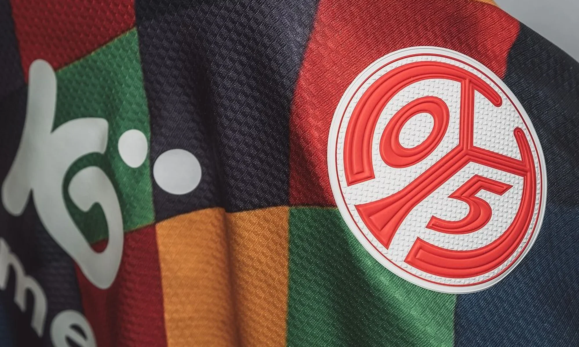 El Mainz 05 estrena su camiseta de carnaval 2024-2025, inspirada en Schwellkopp Karlchen