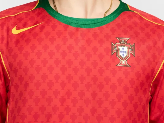 Nike lanza una reedición de la camiseta de Portugal de 2004
