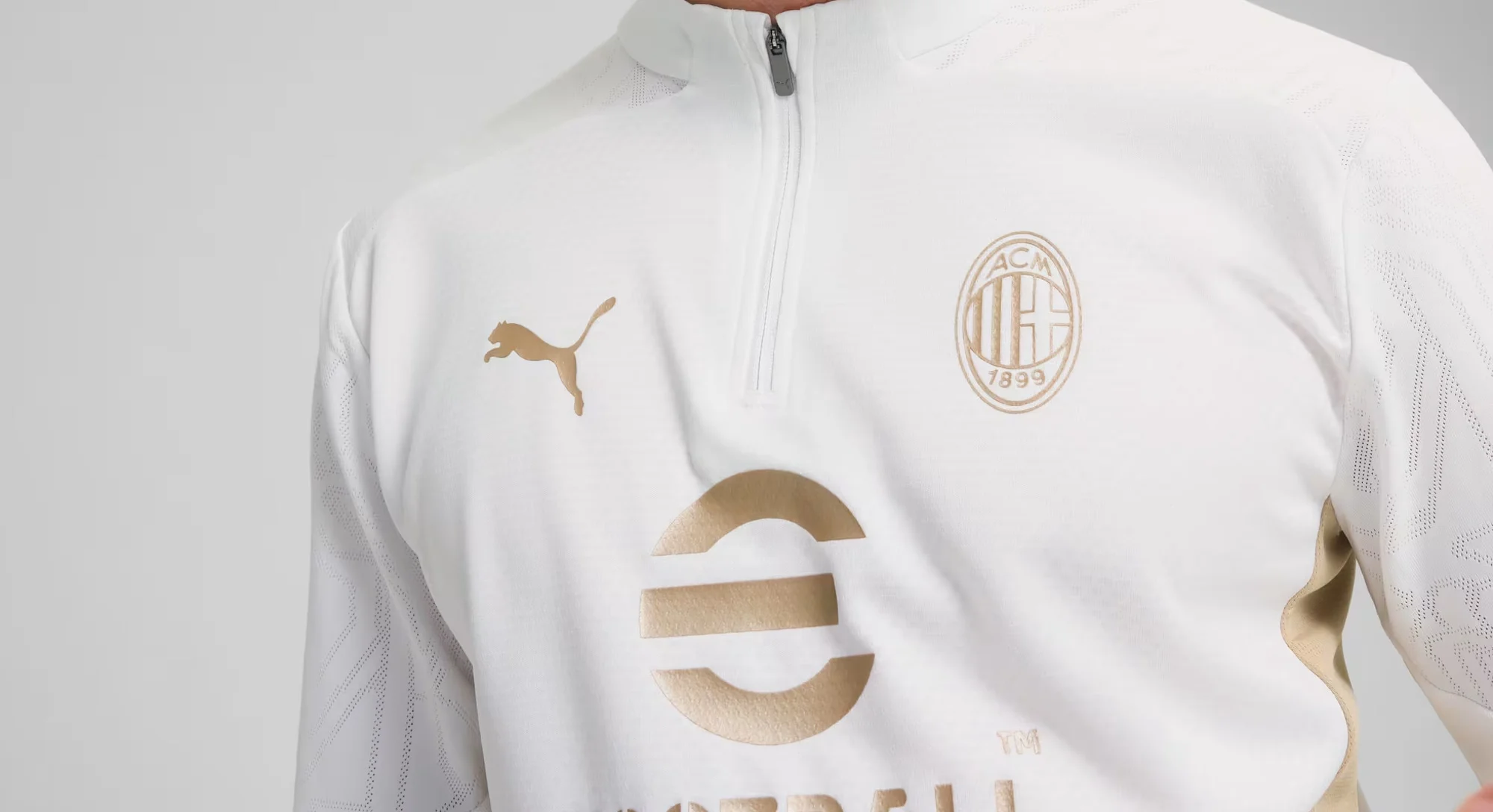 El AC Milan estrena un chándal de entrenamiento blanco y dorado para 2025