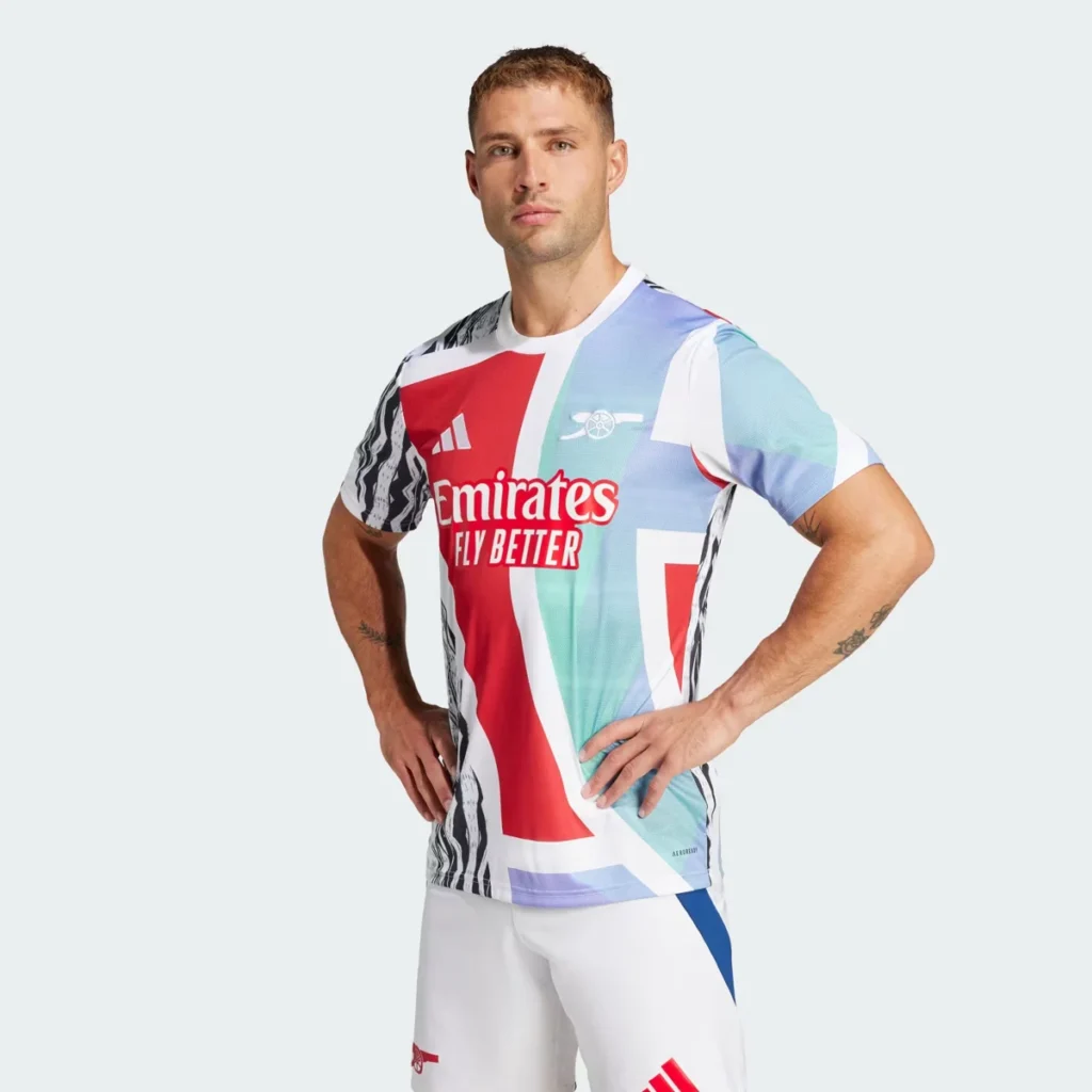 Arsenal estrena camiseta de calentamiento 2025: una mezcla de sus tres equipaciones