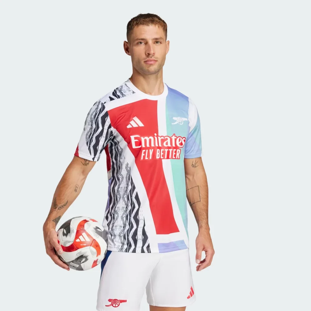 Arsenal estrena camiseta de calentamiento 2025: una mezcla de sus tres equipaciones