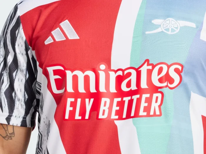 Arsenal estrena camiseta de calentamiento 2025: una mezcla de sus tres equipaciones