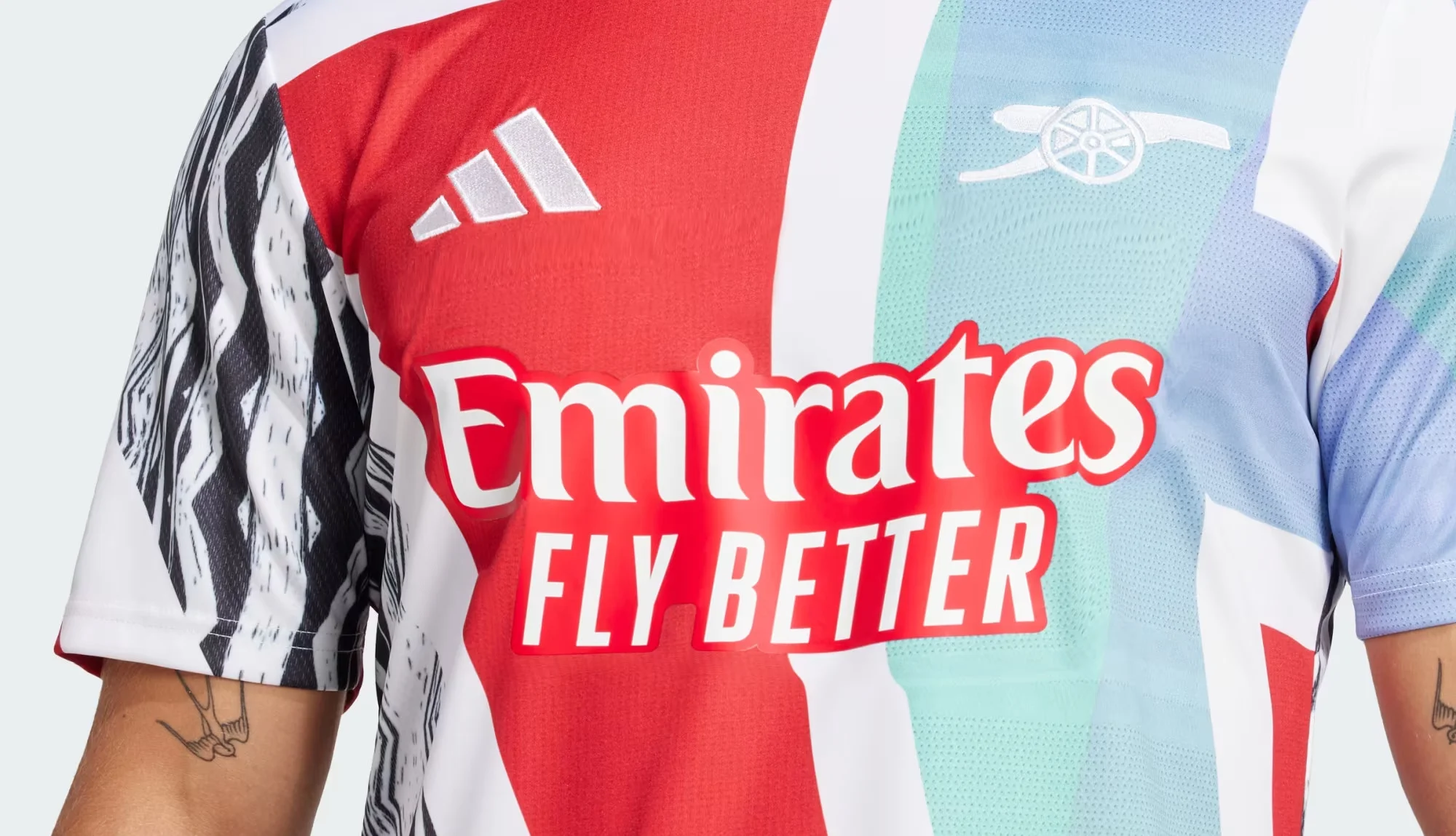 Arsenal estrena camiseta de calentamiento 2025: una mezcla de sus tres equipaciones