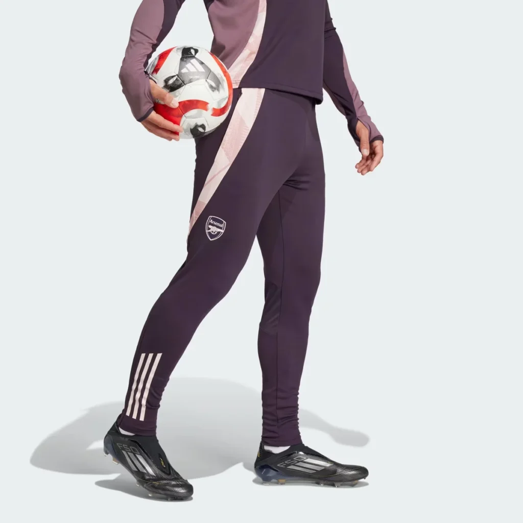 Así es el chándal morado del Arsenal 2025