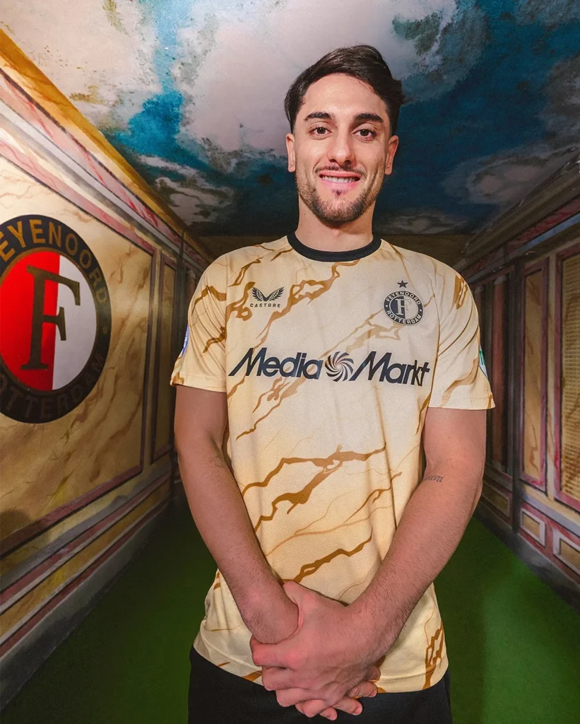 Feyenoord presenta su cuarta camiseta 2024-2025, un homenaje dorado al túnel de vestuarios de De Kuip