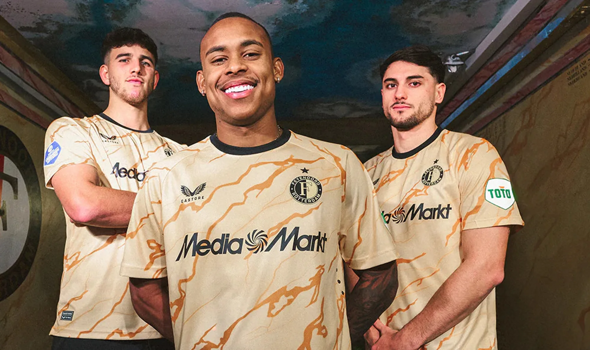 Feyenoord presenta su cuarta camiseta 2024-2025, un homenaje dorado al túnel de vestuarios de De Kuip