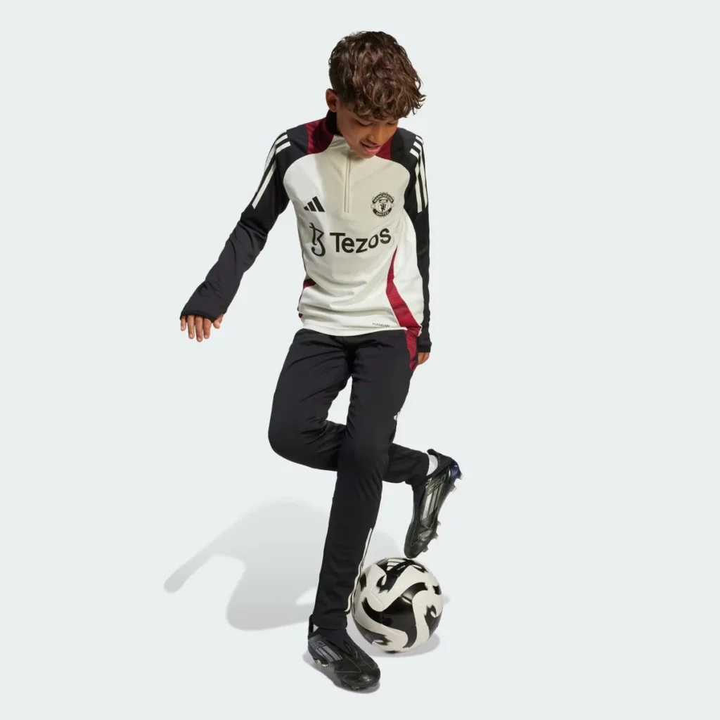 Así es el chándal beige del Manchester United 2025