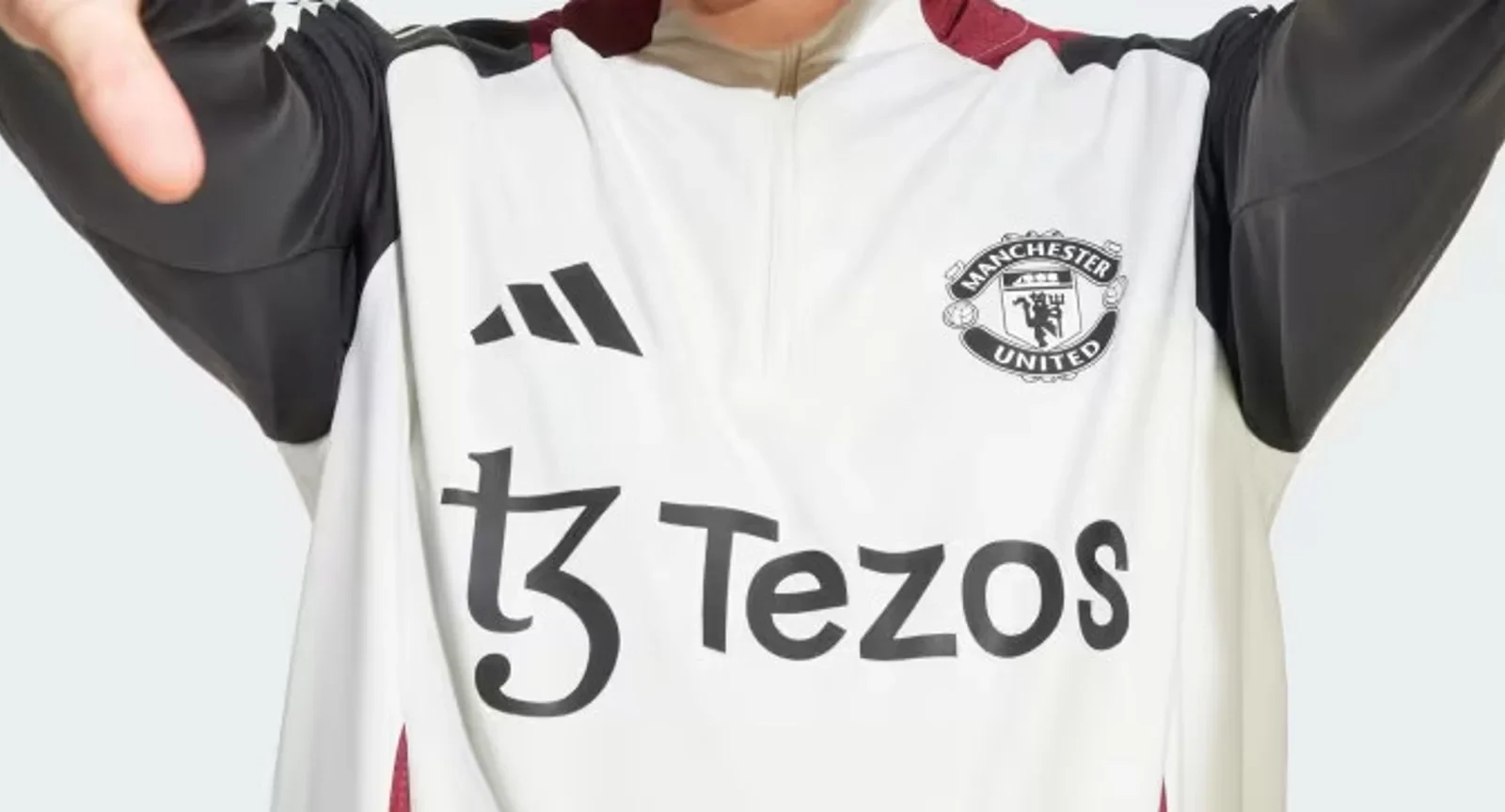 Así es el chándal beige del Manchester United 2025
