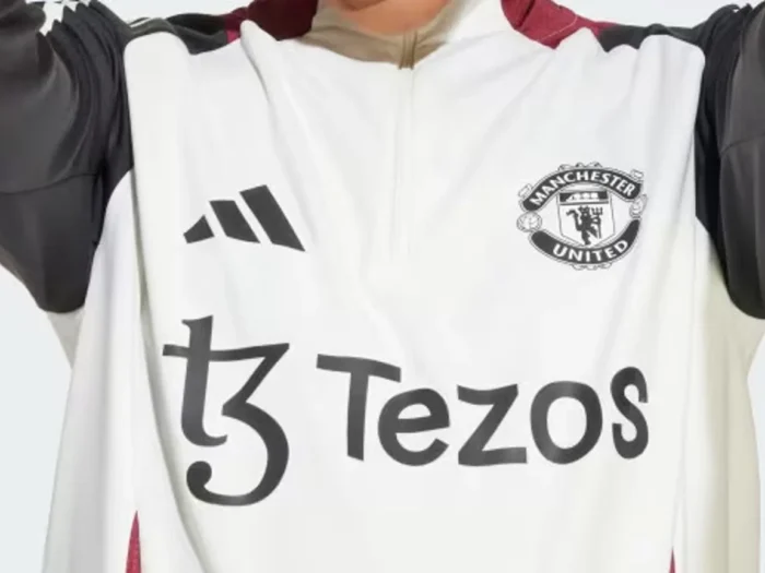 Así es el chándal beige del Manchester United 2025