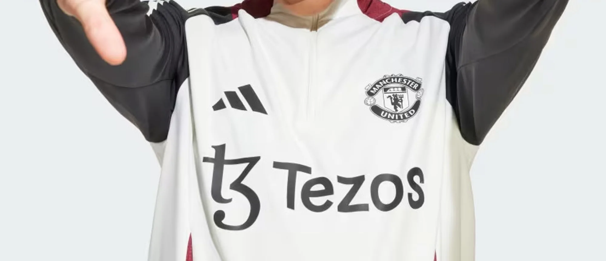 Así es el chándal beige del Manchester United 2025