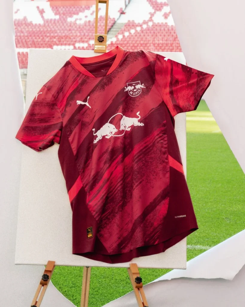 RB Leipzig presenta sus camisetas 2024-2025, inspiradas en la universidad y la energía