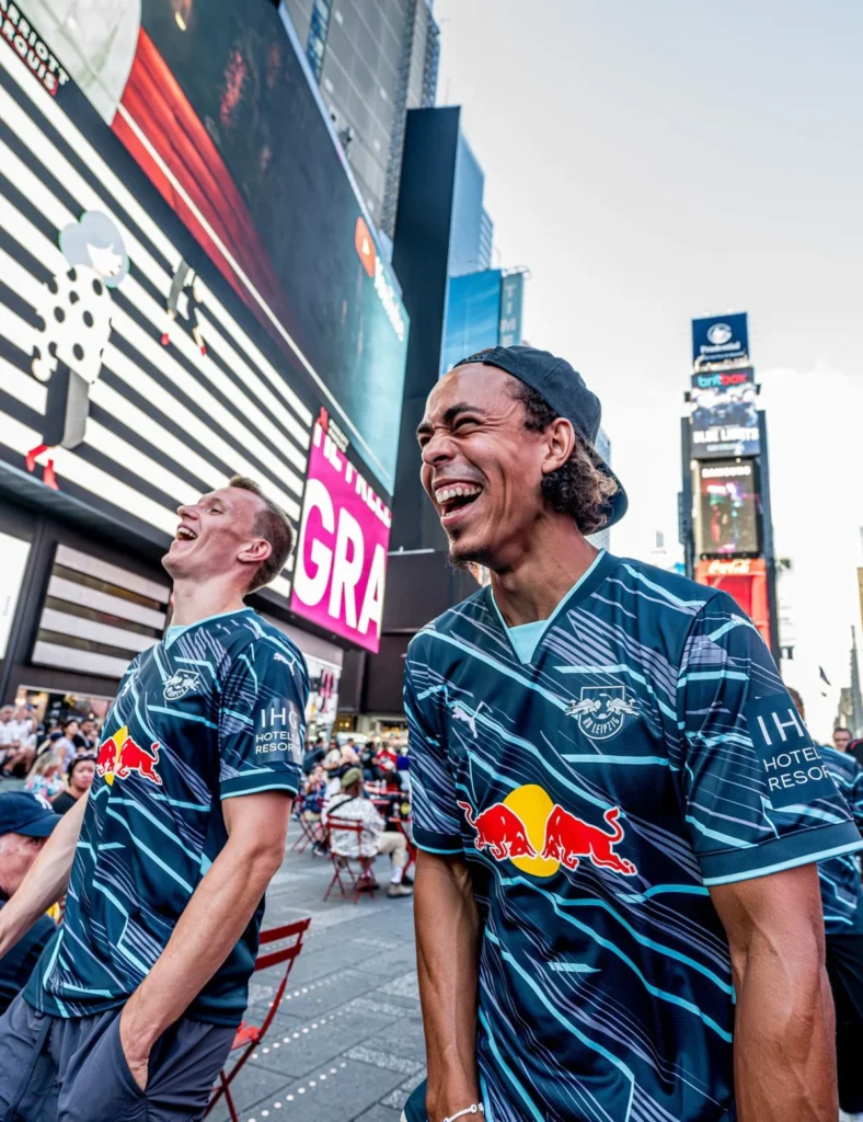 RB Leipzig presenta sus camisetas 2024-2025, inspiradas en la universidad y la energía