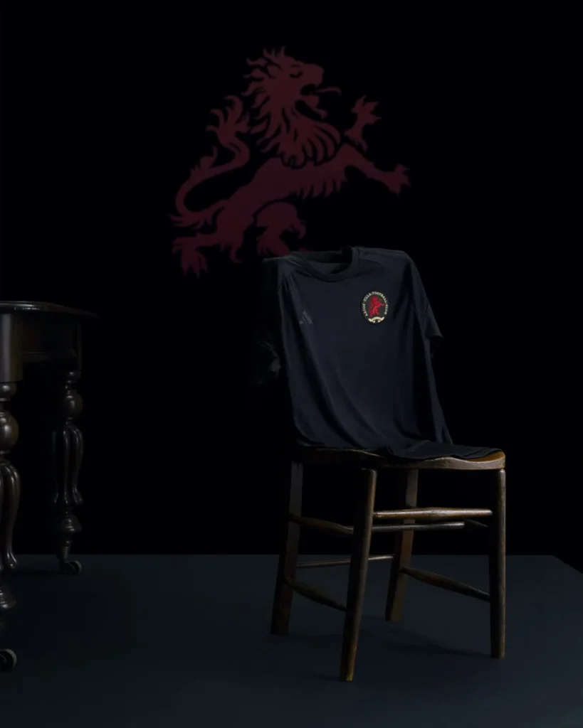 Aston Villa lanza una camiseta negra para celebrar su 150 aniversario