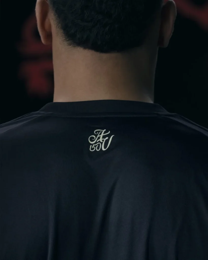 Aston Villa lanza una camiseta negra para celebrar su 150 aniversario